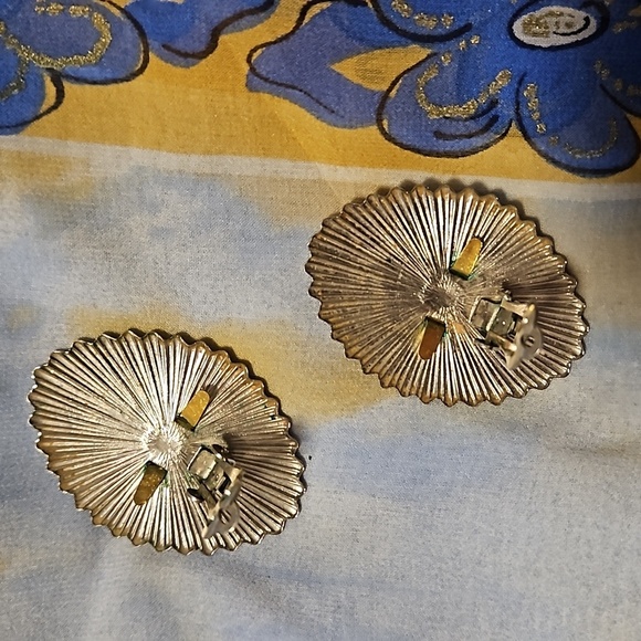Beautiful Vintage Lightweight Clip on Earrings - Picture 3 of 3